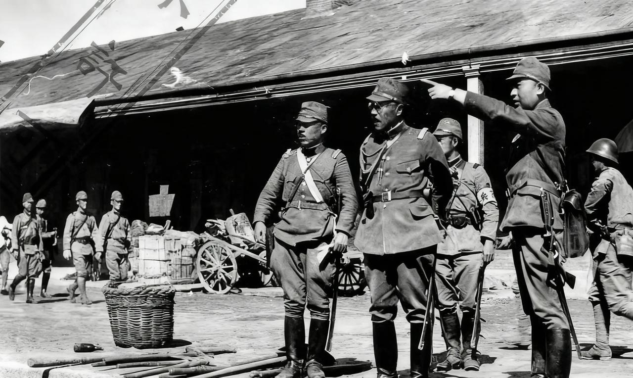 这是1937年，日本甲级战犯东条英机在大同车站。看看当时他耀武扬威，趾