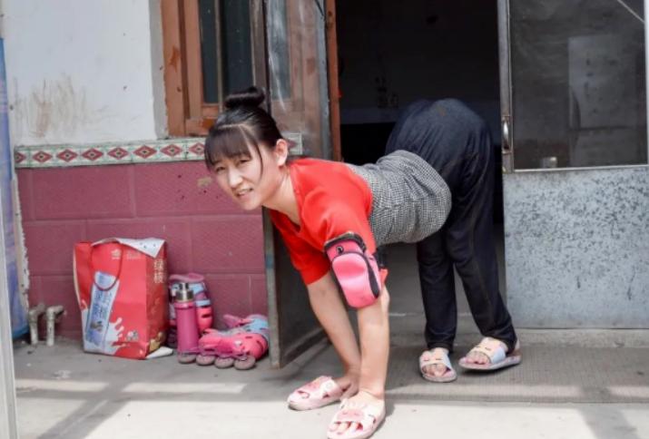 山东一名靠爬行维持生活的女子，24岁时，她嫁给一位大自己22岁的男子；婚后，她又
