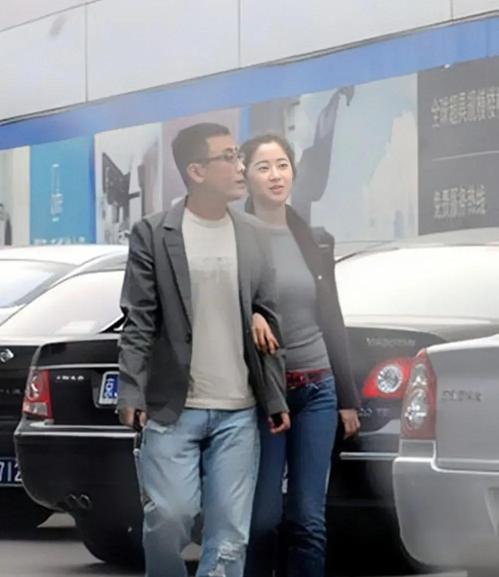 与窦文涛手挽手的女孩，看起来极像明星左小青。窦文涛是一个“情种”、也是一个“