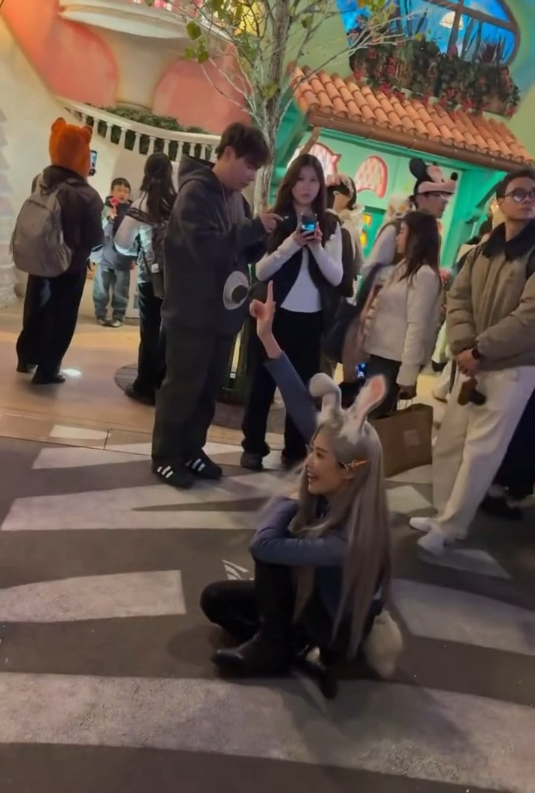 我们兔子警官噜晓晓🐰卢昱晓兔子警官造型网友上海迪士尼偶遇卢昱晓