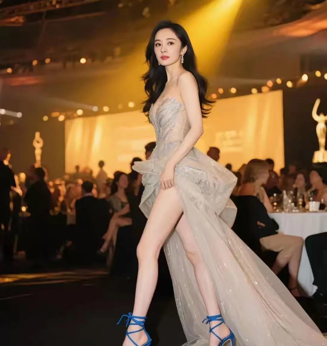 杨幂，这鞋子的颜色太显脚白了。