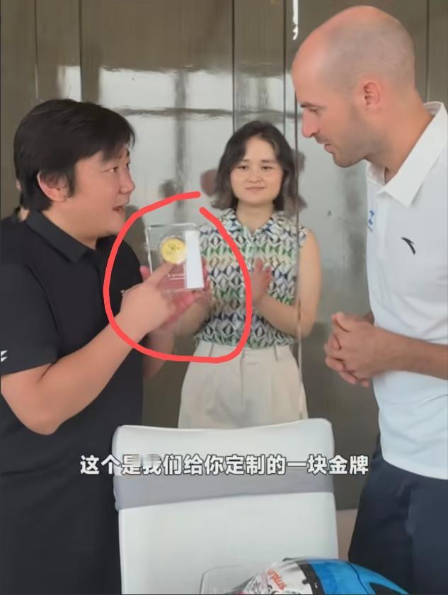 德比斯去重庆见张雪赚大了，因为张雪送给了他一块，重34克的纯金纪念牌，算下来价值