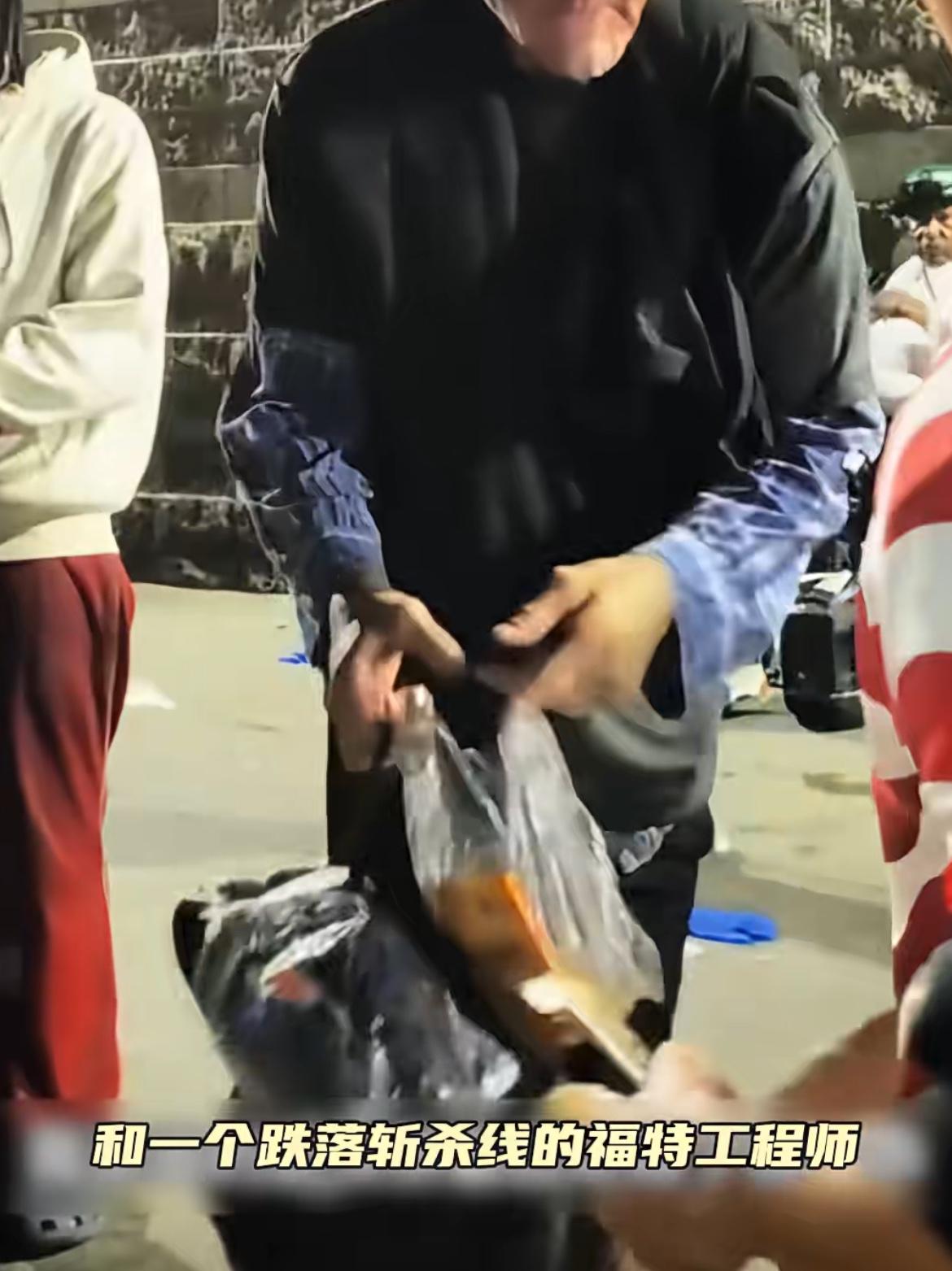 一张饼救了小唐一命，这天来了一个流浪大叔，拿着钱要买饼吃，小唐说是免费的不要钱，