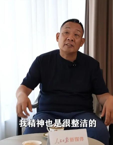 胖东来以前爱发钱，现在却要调薪了。近期，他在内部讲话表示：工资太高了，导致有人就