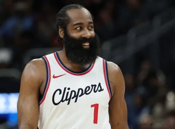 温情一幕！哈登交易落地今日仍着快船队服现身球馆，训练完后与工作人员一一道别