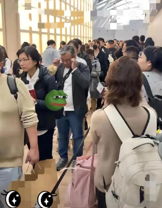 日本机场里，挤满了想要回中国的人。有人说：“再不回，就想想1937-12-