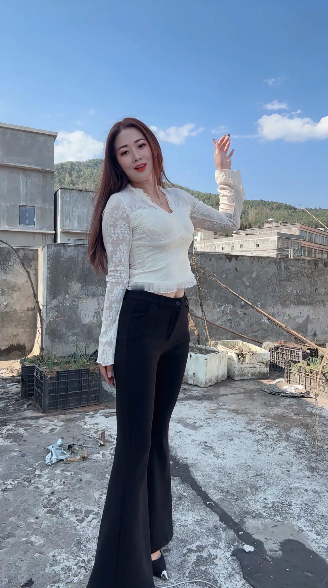 “每一次跌倒，都是为了更华丽的站起。”