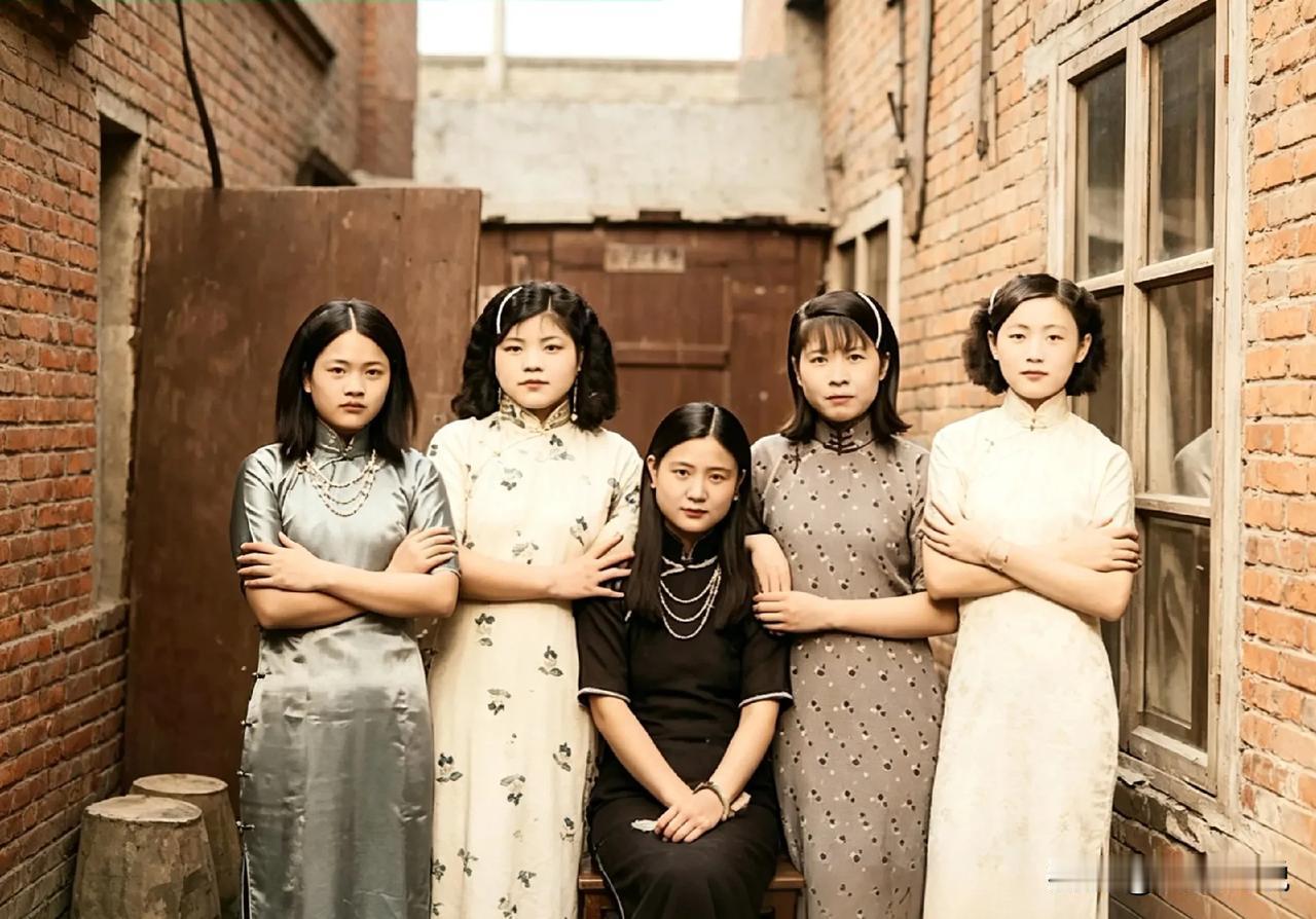 这张标注着“満洲の女”的彩色修复照片，拍摄于伪满洲国时期，是日本侵略者镜头下的东