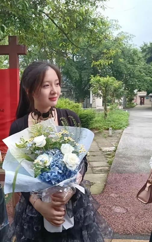 19岁的独生女儿，说没就没了。四川泸州，赵诺淇，8月5号走的。第二天，她妈妈