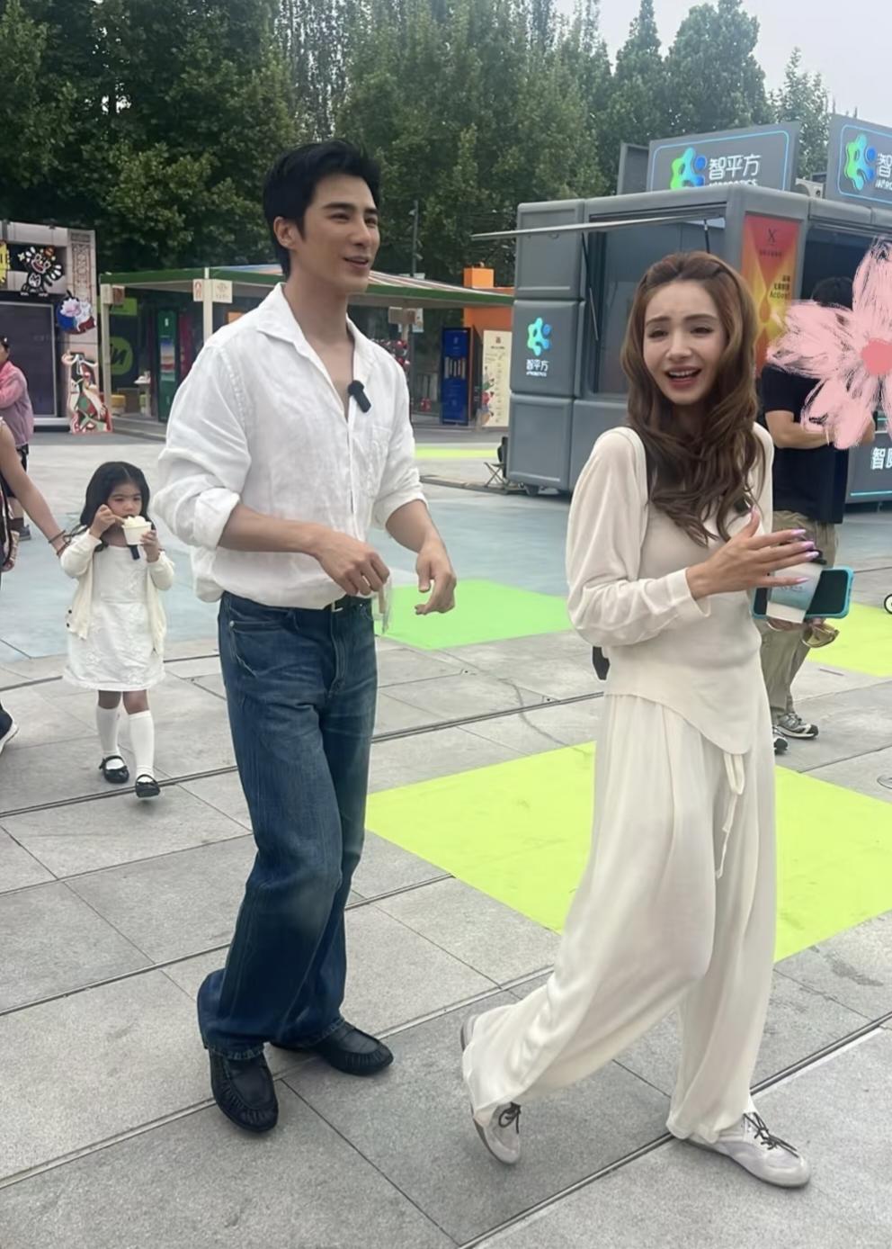 姜潮和老婆麦迪娜带一对子女现身北京朝阳公园逛市集，一家人都是高颜值，女儿长得像妈
