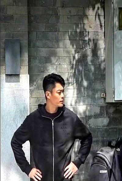 43岁的霍建华被拍到黑发厚得像假发，网友炸锅：他到底植了几次？团队赶紧甩出去