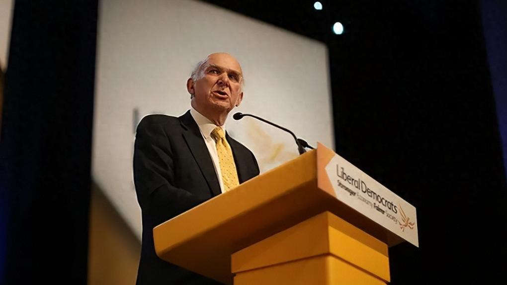 英国前首相鲍里斯·约翰逊，近日刊发了一篇文章。核心意思只有一个：中国至少一百年都