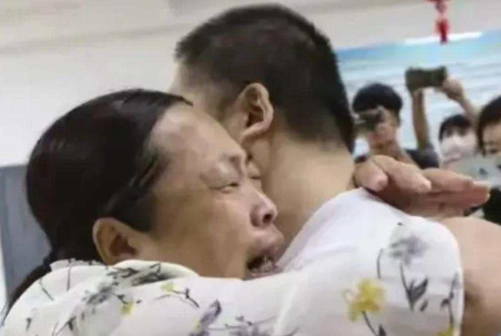 山东一男司机跨省送货突遇大暴雪受阻，带去的干粮早已食完，又冷又饿。马路边旧屋一位