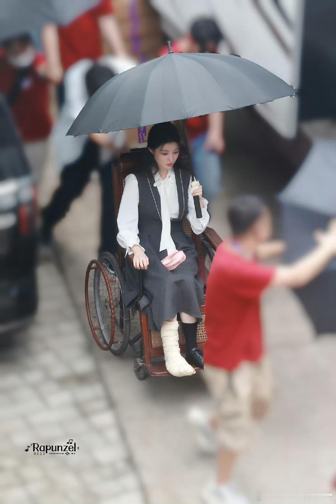 王楚然新剧坐轮椅路透王楚然《这一秒过火》刚开机就拍了坐轮椅的戏份，不过在轮椅上的