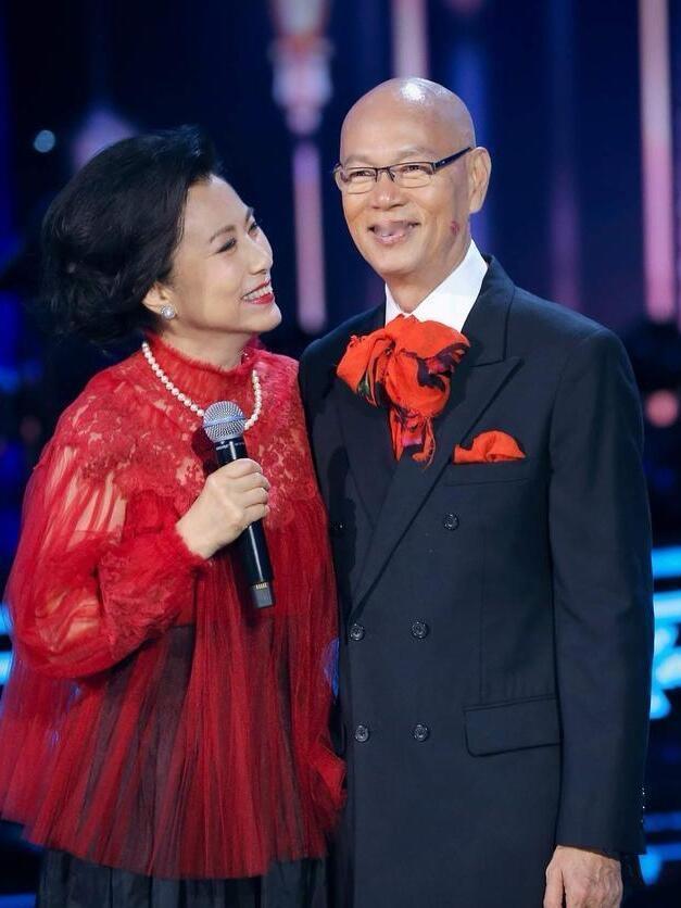 罗家英自曝前列腺复发，最多剩八、九年寿命，和汪明荃携手半生，一生无儿无女，企图借