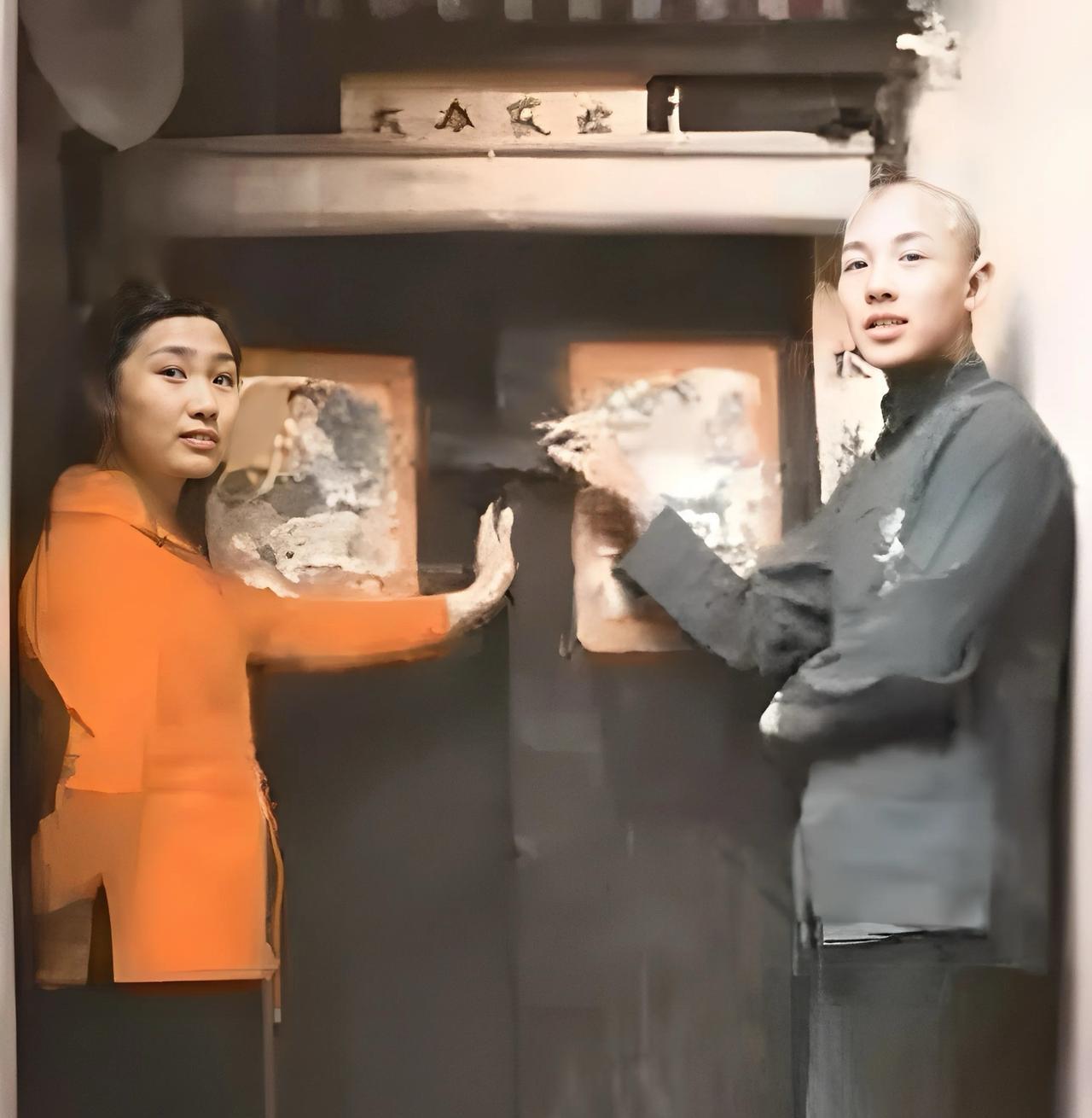 1981年，河南中牟县，《少林寺》拍摄时，18岁的李连杰和17岁的丁岚的合影照片