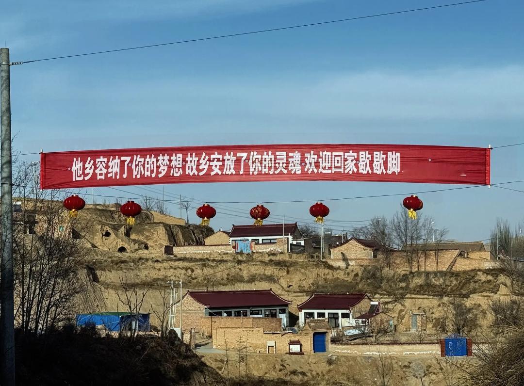 朋友，生你养你的地方才是该回的家。