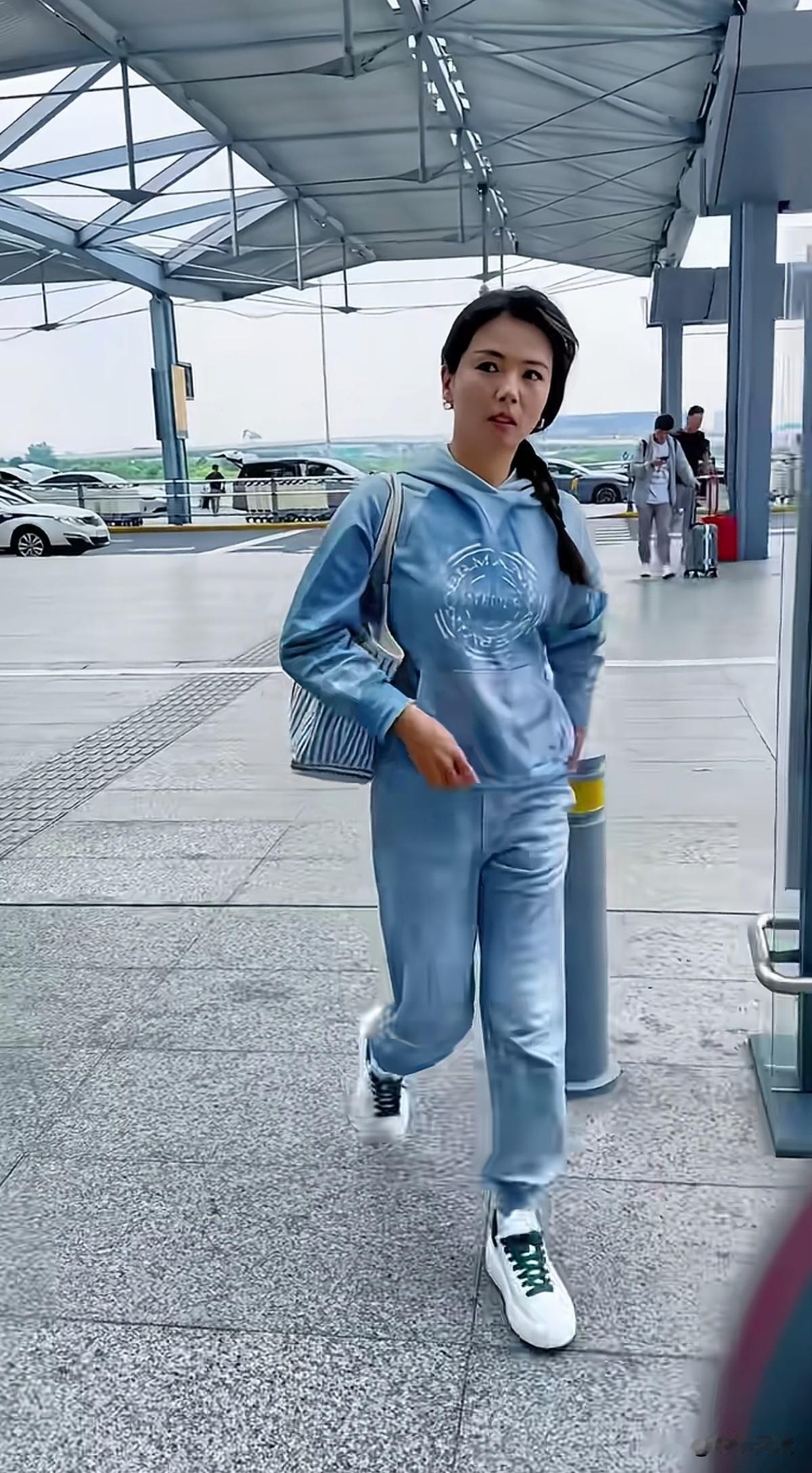 素颜的刘涛自然真实，没有过度包装，展现出了最本真的美丽。明星也是人，平平淡