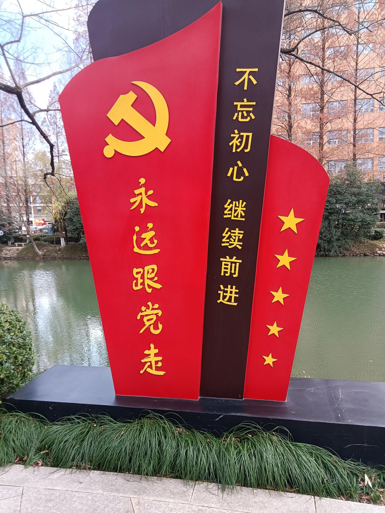 美国最闹心的事真就发生了！在中美关税谈判逼近时，美科技巨头微软对中企疯狂出击，俩