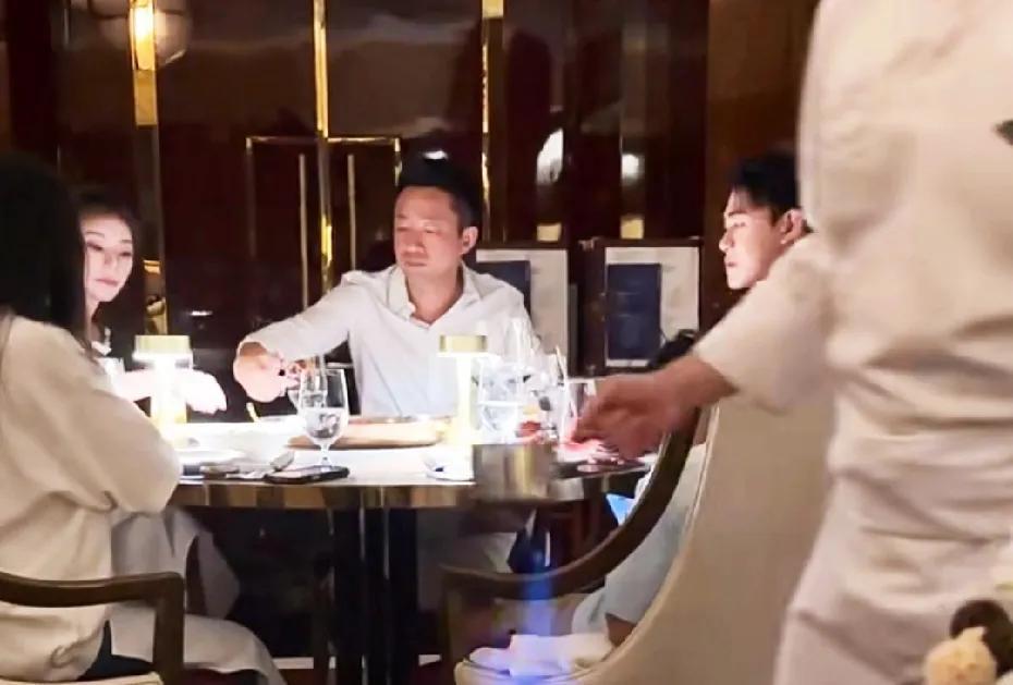 有网友在北京偶遇汪小菲一家吃饭，小玥儿和小霖霖也在！汪小菲很照顾女儿，时不时的给