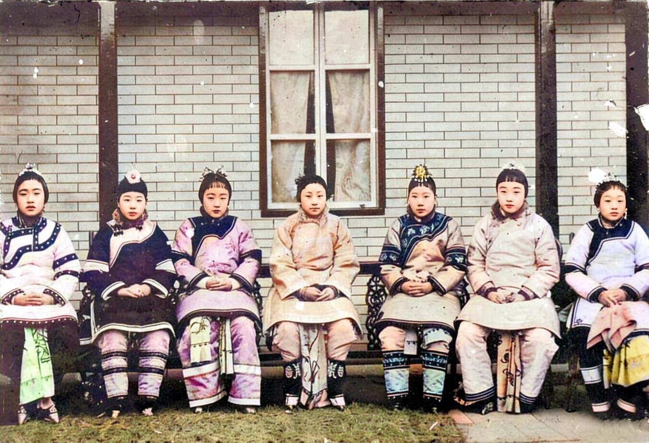 清末时期，七名青楼女子的合影。图片上方被日本人轻佻地标注为“满洲的娘子军”。