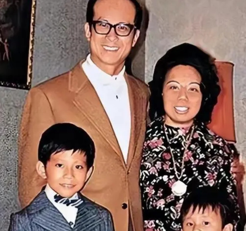 李嘉诚都快百岁了，说真的，他最操心的根本不是自己健康，也不是女友，而是他的俩儿子