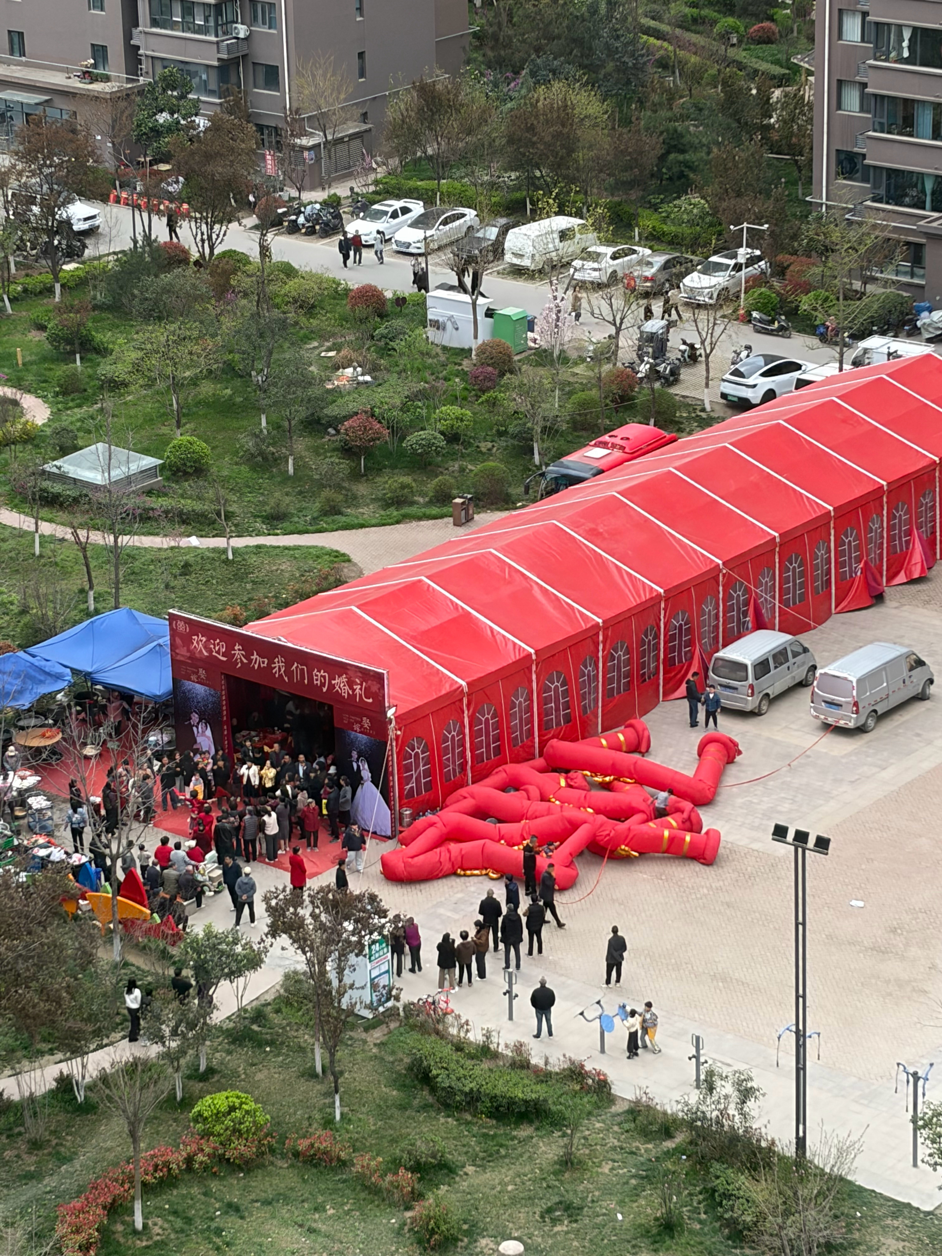 一边婚礼一边葬礼，真是第一次见。