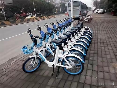 一觉醒来，共享单车的天塌了哈啰单车起步价涨到了2元。客服说这是不得已，为了更