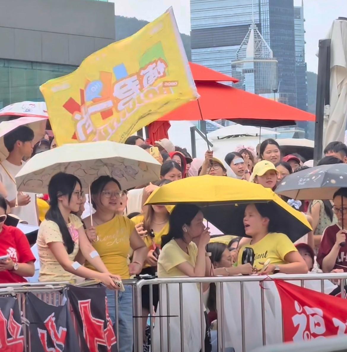 8月19日，肖战线下活动现场，工作人员改口：穿红穿黄，都不拦。而就在之前，一件黄