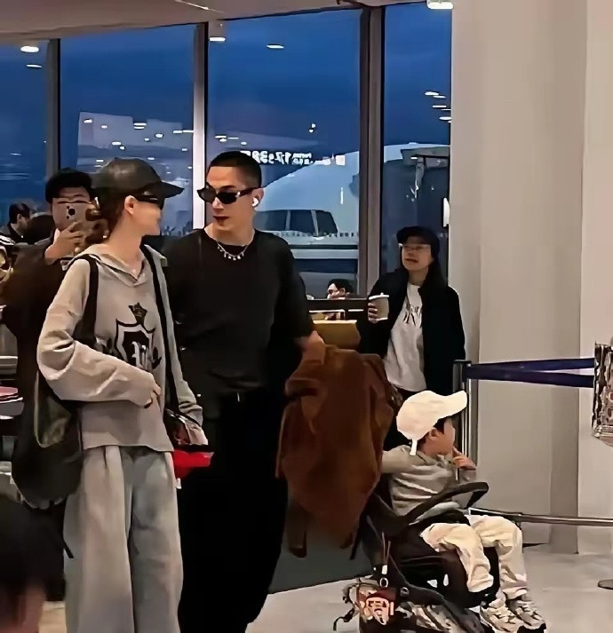 香港中环摩天轮下，戚薇李承铉带着11岁女儿Lucky和3岁儿子Seven现身，一