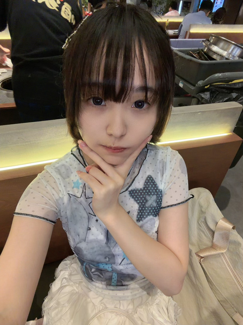 苗苗Yumena那天素面朝天的就这么去看了om（打错了对不起那天见了我的人速速