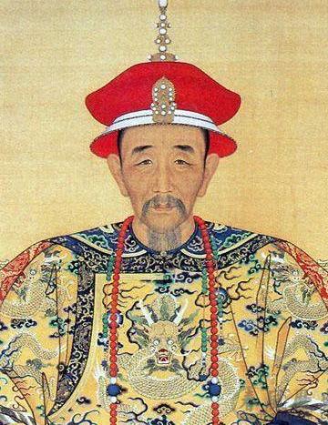 1718年，仆人把孝惠章皇后的牌位放至康熙生母的牌位后面，康熙看到了怒斥仆人：“
