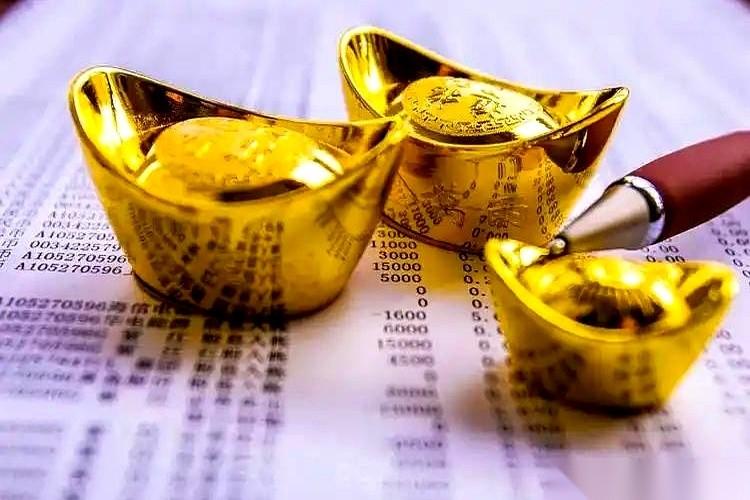 这两天金融圈里最让人冷汗直冒的新闻，莫过于国际金价的突然雪崩。4400美元的死