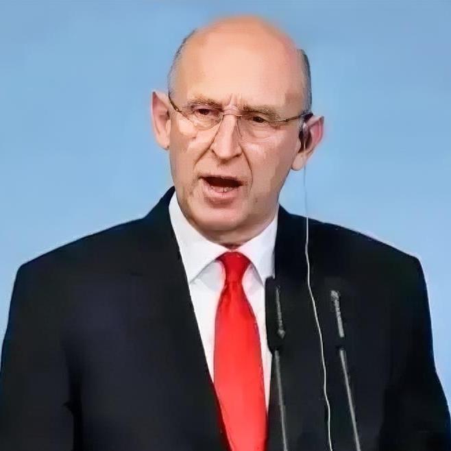 英国国防大臣希利以为自己还是“日不落”么？说话怎么还像小孩儿一样幼稚呢，真忍不住