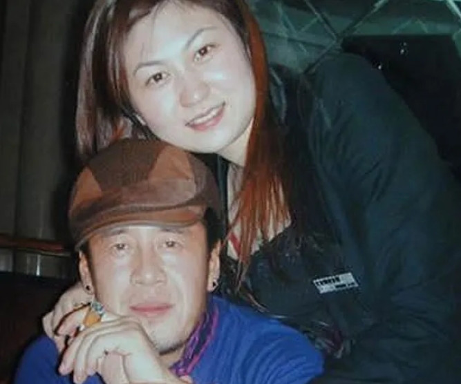 1993年，杨坤北漂时，因为太穷，女友白雪养了他3年，每个月给他1000块，分手