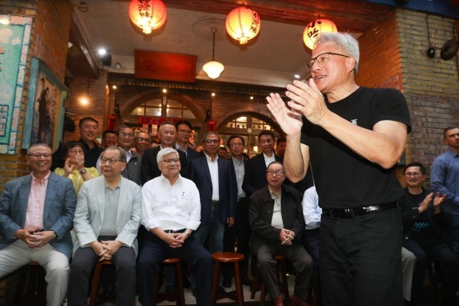 英伟达这场AI盛宴，让不少中国富豪赚得盆满钵满。在英伟达首席执行官黄仁勋举办的