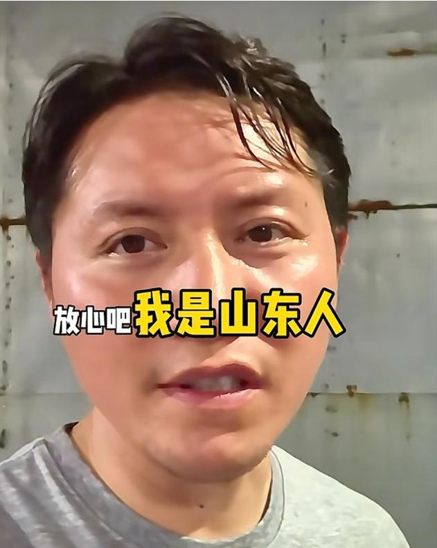 “山东人的含金量！”10月20日报道一男子在高速上开车，前面大货车轮胎突然掉了下