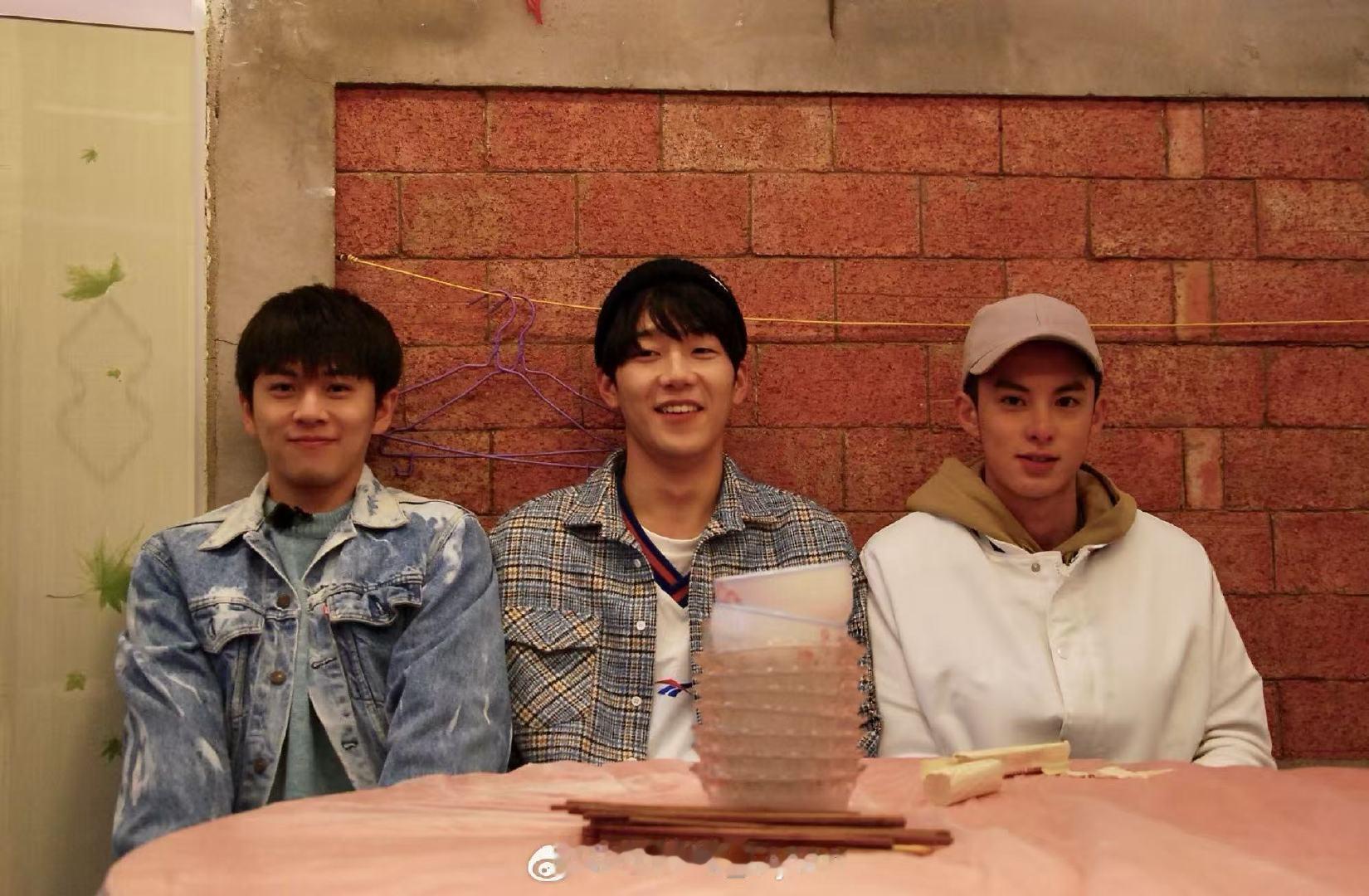 王鹤棣一些8年前的古人智慧王鹤棣热烈欢迎初代同事来传递一些8年前的“古”人智慧