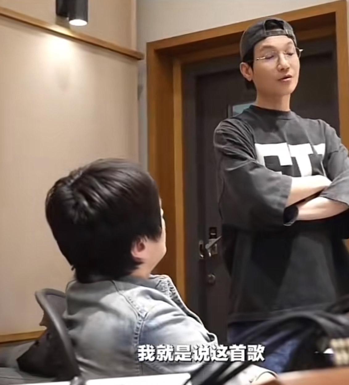 关于陈楚生的新歌《暗夜》，黄少说出了花生的听感。黄少果然还是陈楚生最好的伙伴。