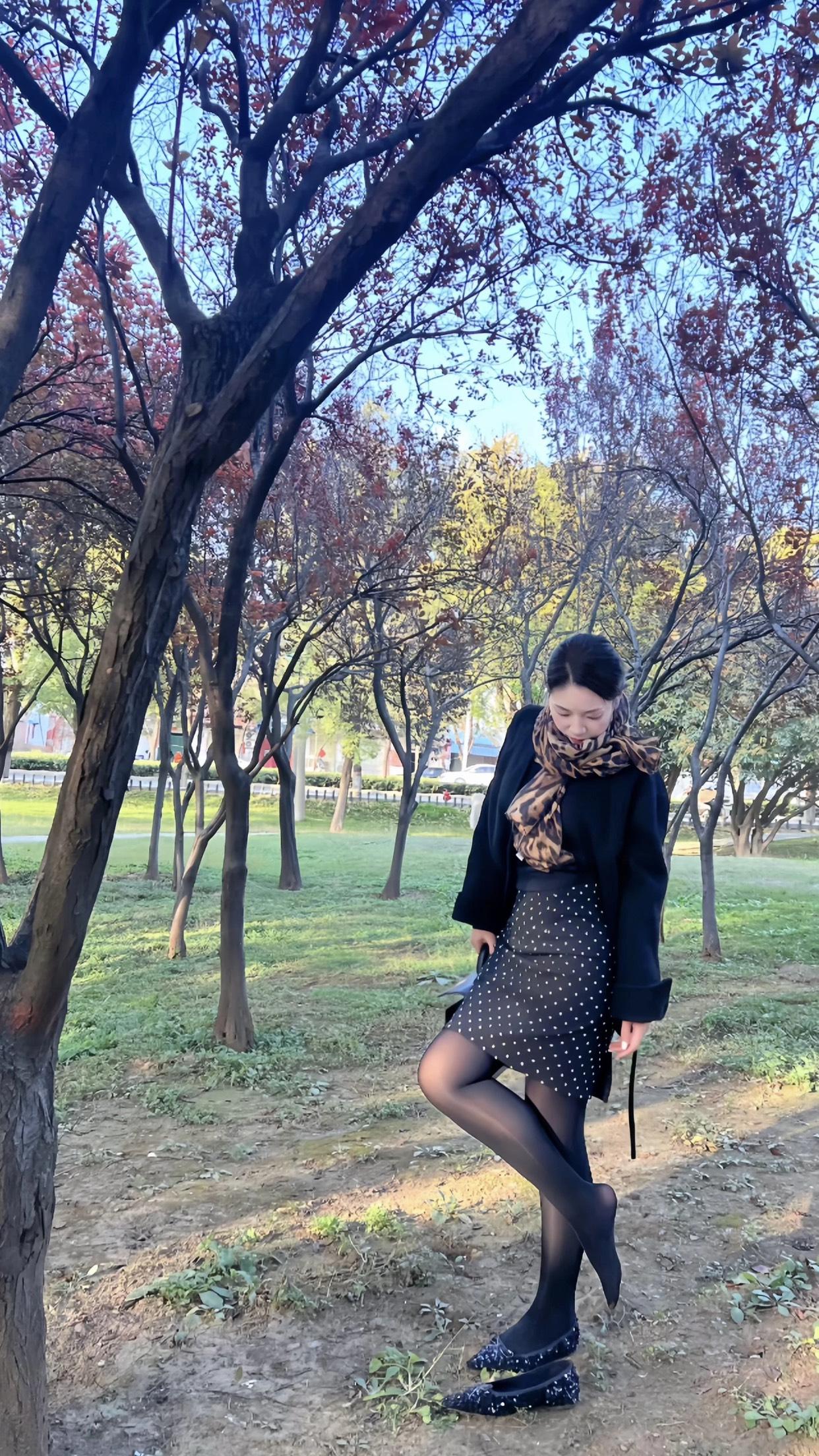 每日搭配分享·时尚穿搭秋日漫步，优雅穿搭，尽显时尚风范。