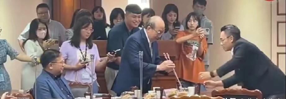 国民党团总召傅崐萁今天在国民党团总召、书记长、首席副书记长就职仪式上欢迎前来祝贺