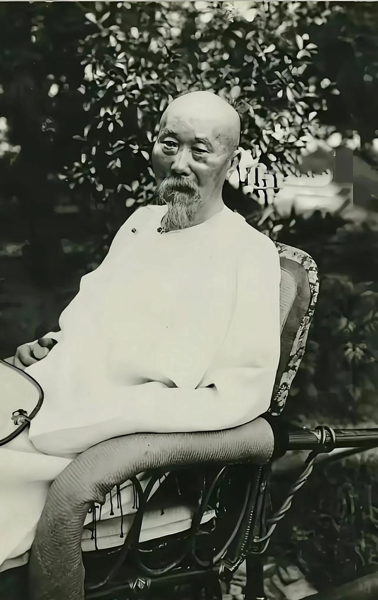 清末时期，晚年的李鸿章留下的一张留影，照片中他坐在软轿之上，手拿扇子，一袭长衫，