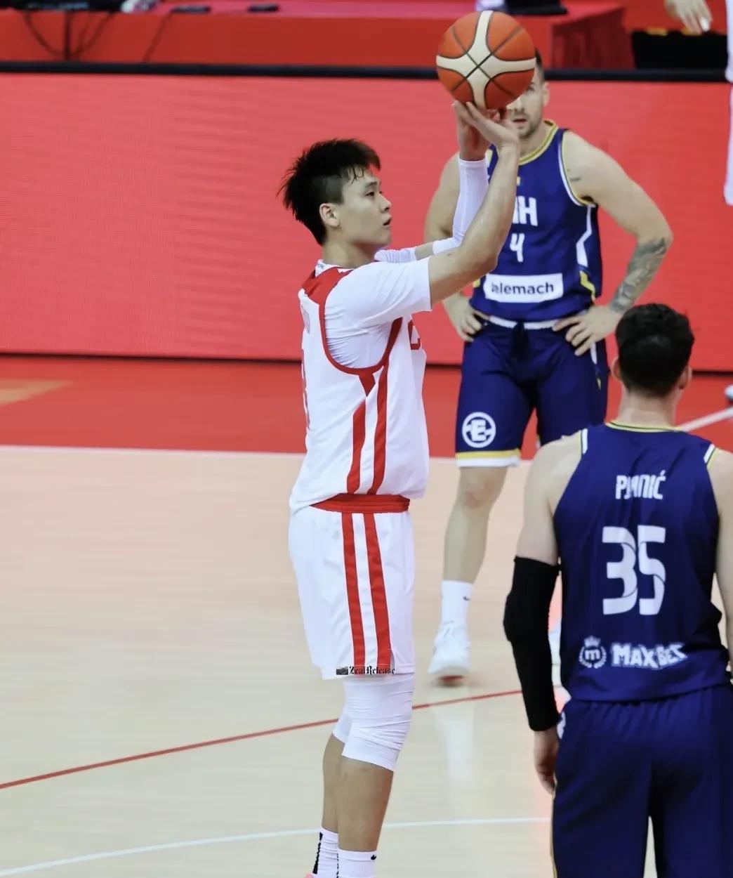 中国男篮在被迫中完成了转型！都知道中国男篮的传统就是以大中锋为核心建队的。