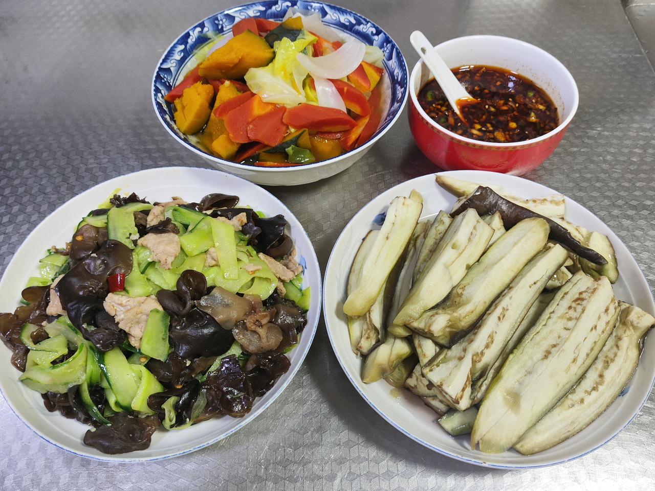 六月三十日的家常午饭。脆生生的黄瓜木耳炒肉下饭一绝，蒸茄子配上灵魂蘸水，香到