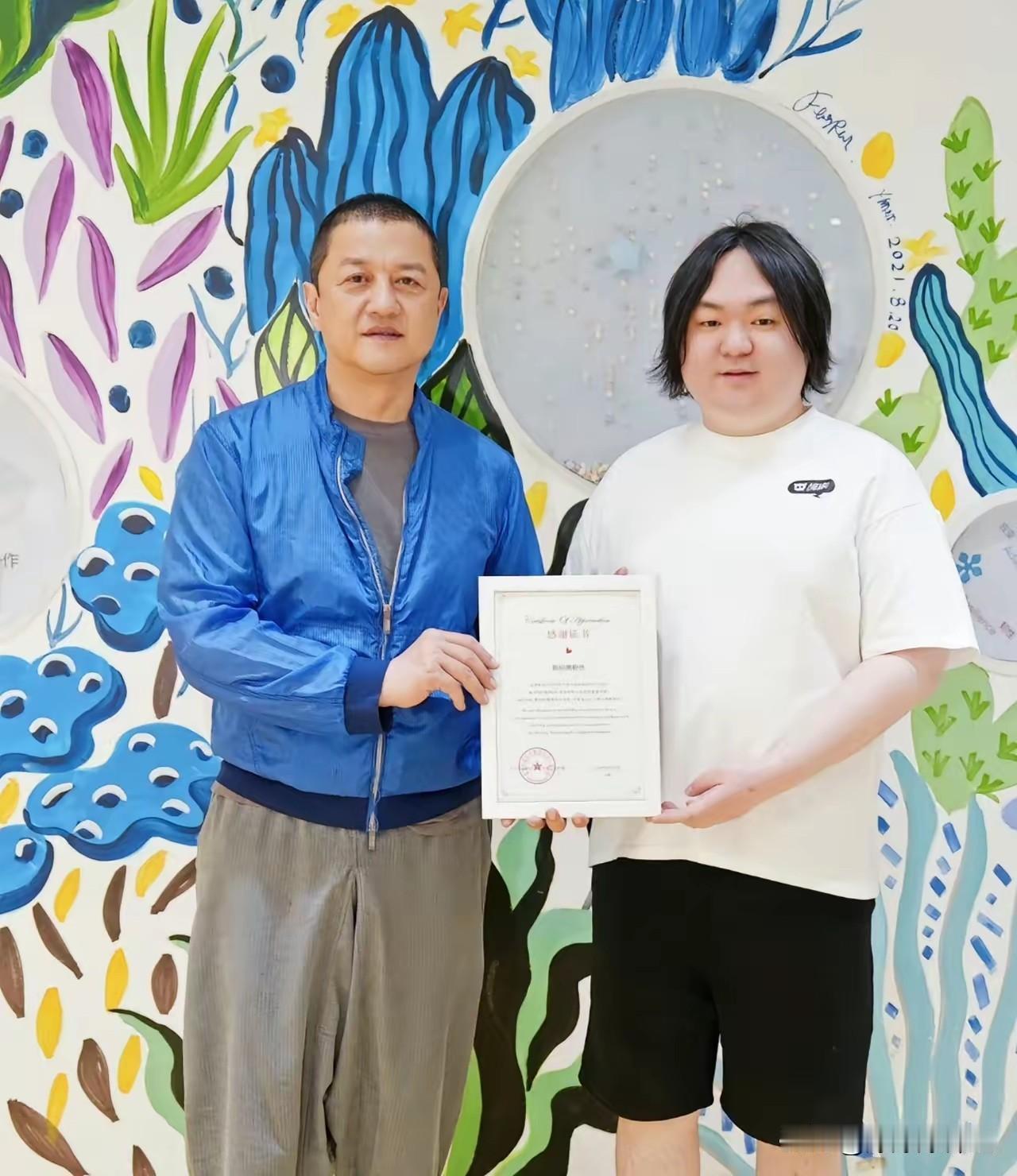 李亚鹏的专注与敬业，真的让人佩服，他接待了一位到嫣然医院捐款超过百万元的爱心人士