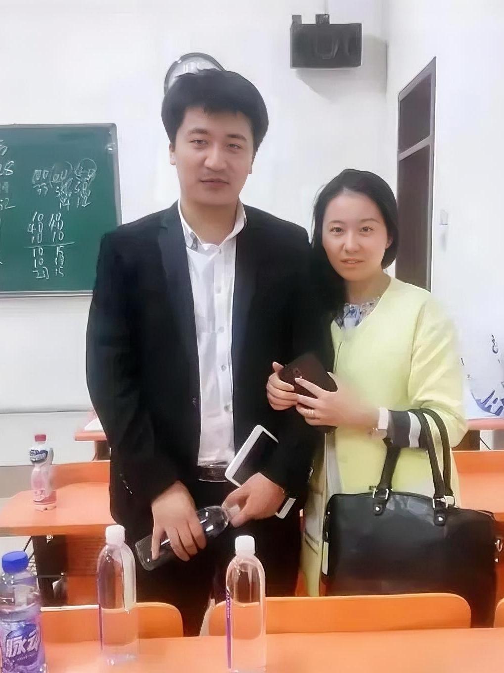张雪峰家“双标”曝光：儿子可以躺平，女儿必须拼命。张雪峰老婆说过一句很狠