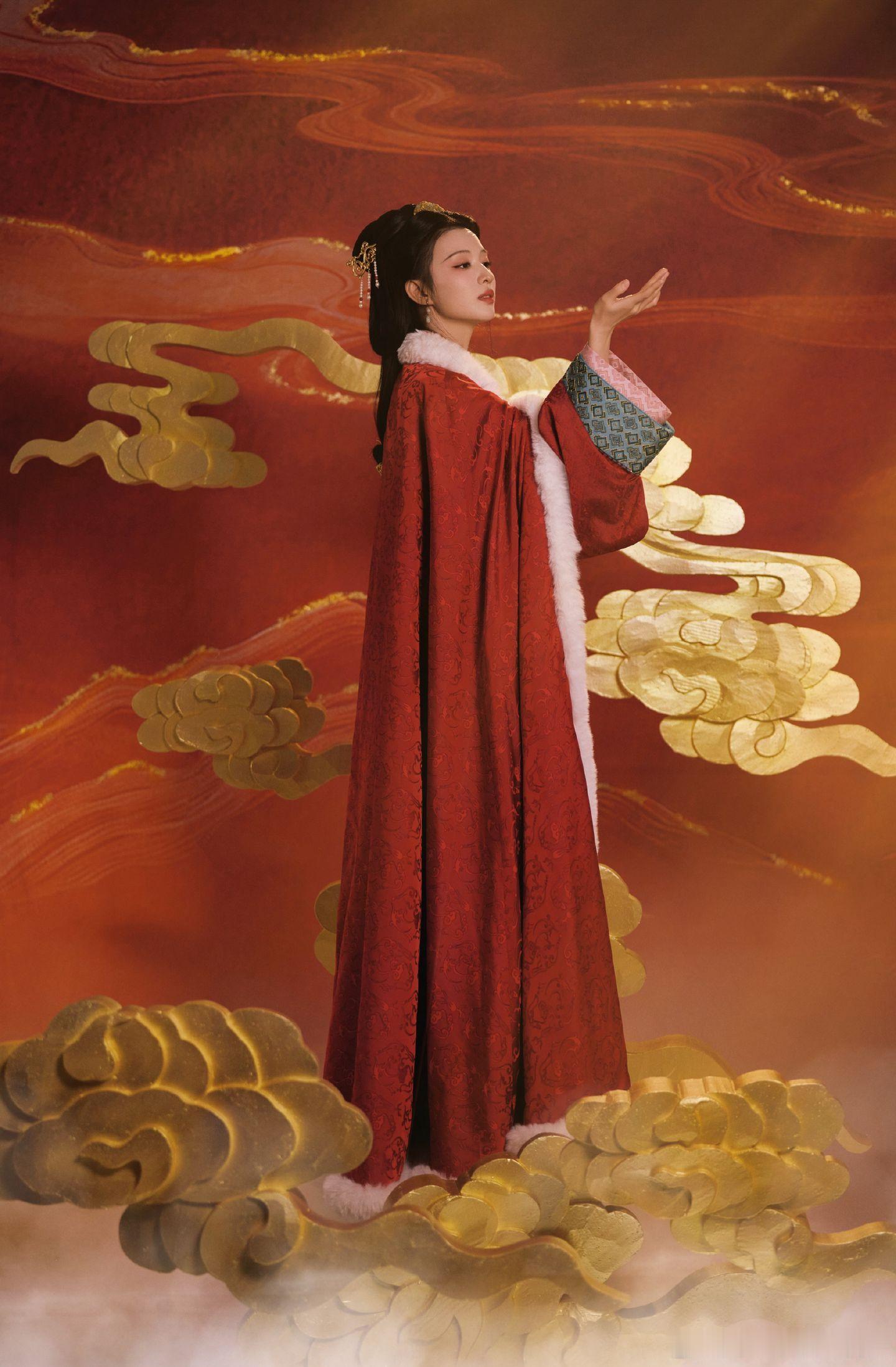 王楚然王楚然《贺花神》造型封神！红衣琵琶扮昭君，雪景回眸成“万里冰封一点红”名