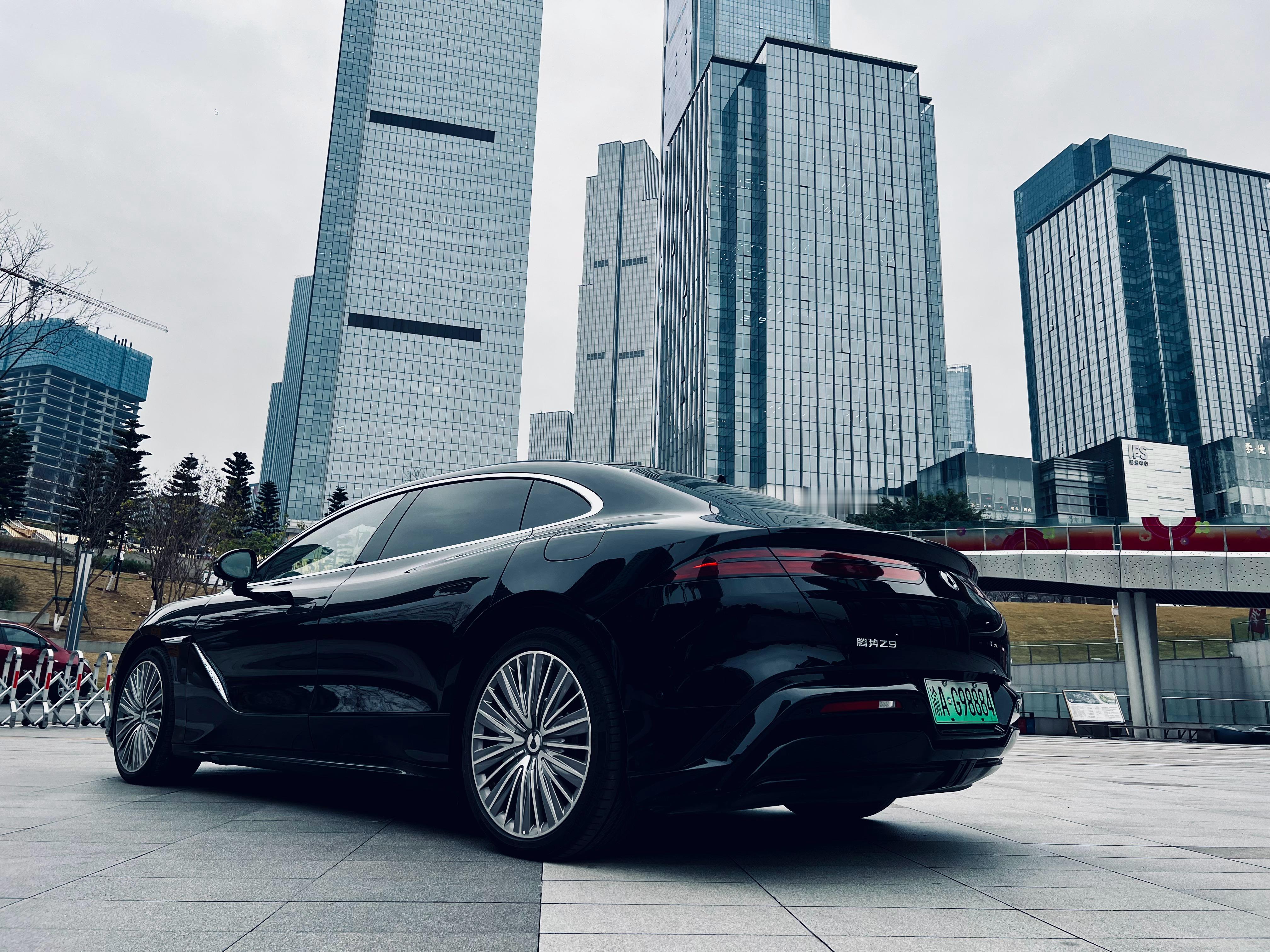 大v聊车腾势z9上一次体验Z9GT，我说“开比坐强”。今天又试了一下三厢，整