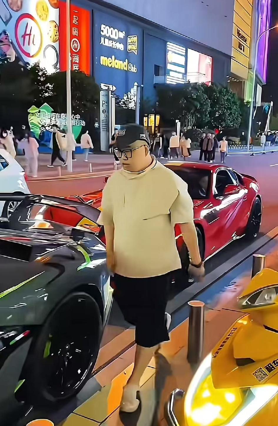 拖鞋背心大裤衩，比路人还路人。这就是现在蓝战非的日常。可谁能想到，就在几年前，