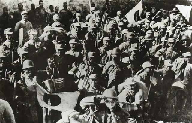 1955年,蒋介石看着十大元帅名单,突然,他指着其中一个名字,对宋美龄说:这个人